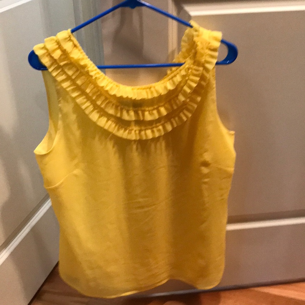 Like new Banana Republic sleeveless ruffle blouse
